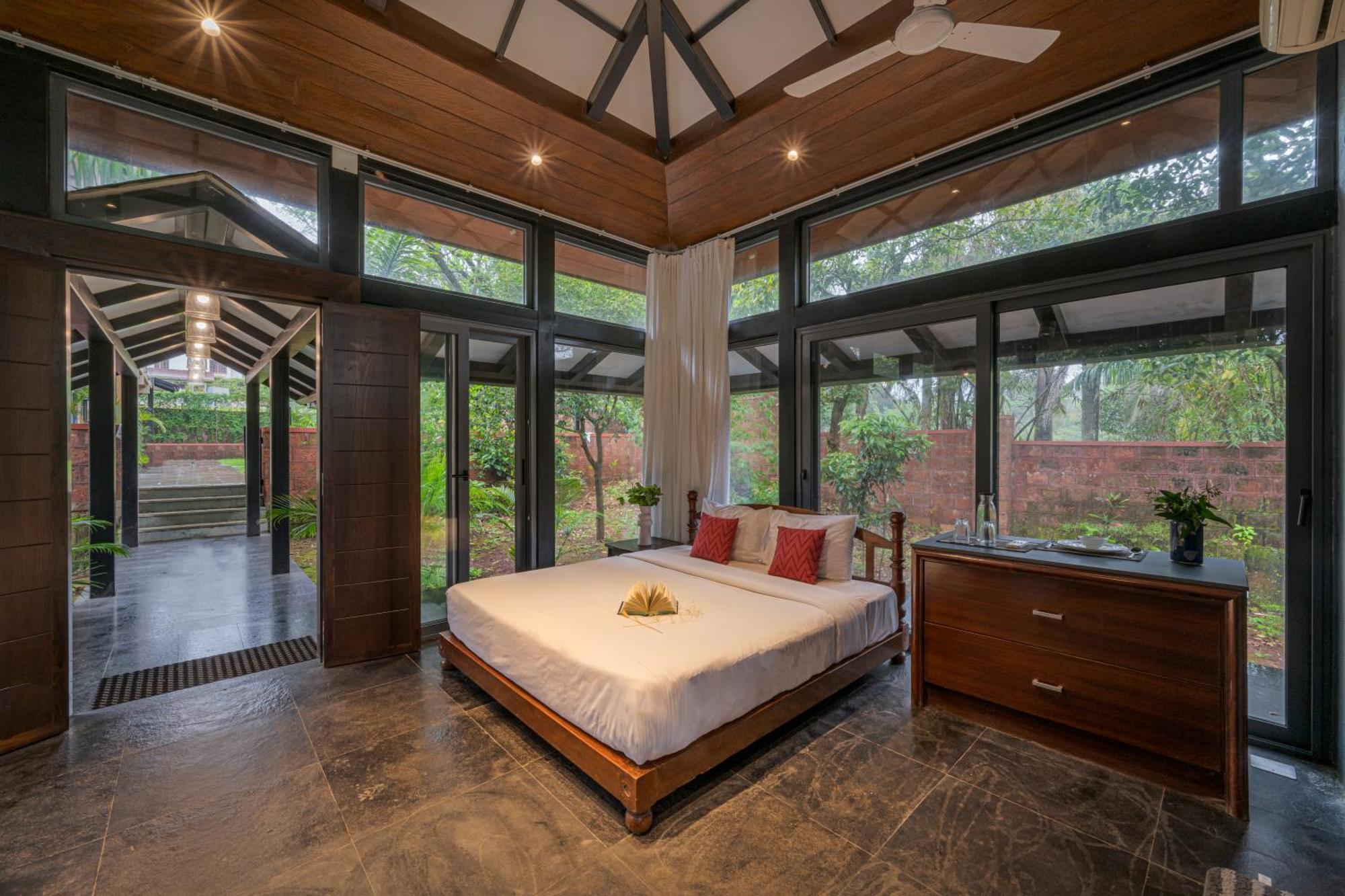 Saffronstays The Glasshouse, Panchgani - Beautiful Glass Villa For Couples Екстериор снимка