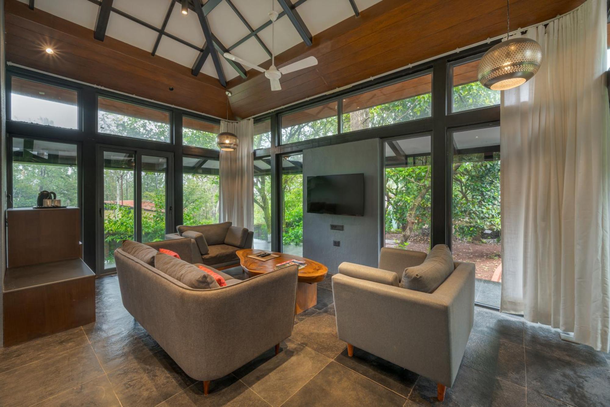 Saffronstays The Glasshouse, Panchgani - Beautiful Glass Villa For Couples Екстериор снимка