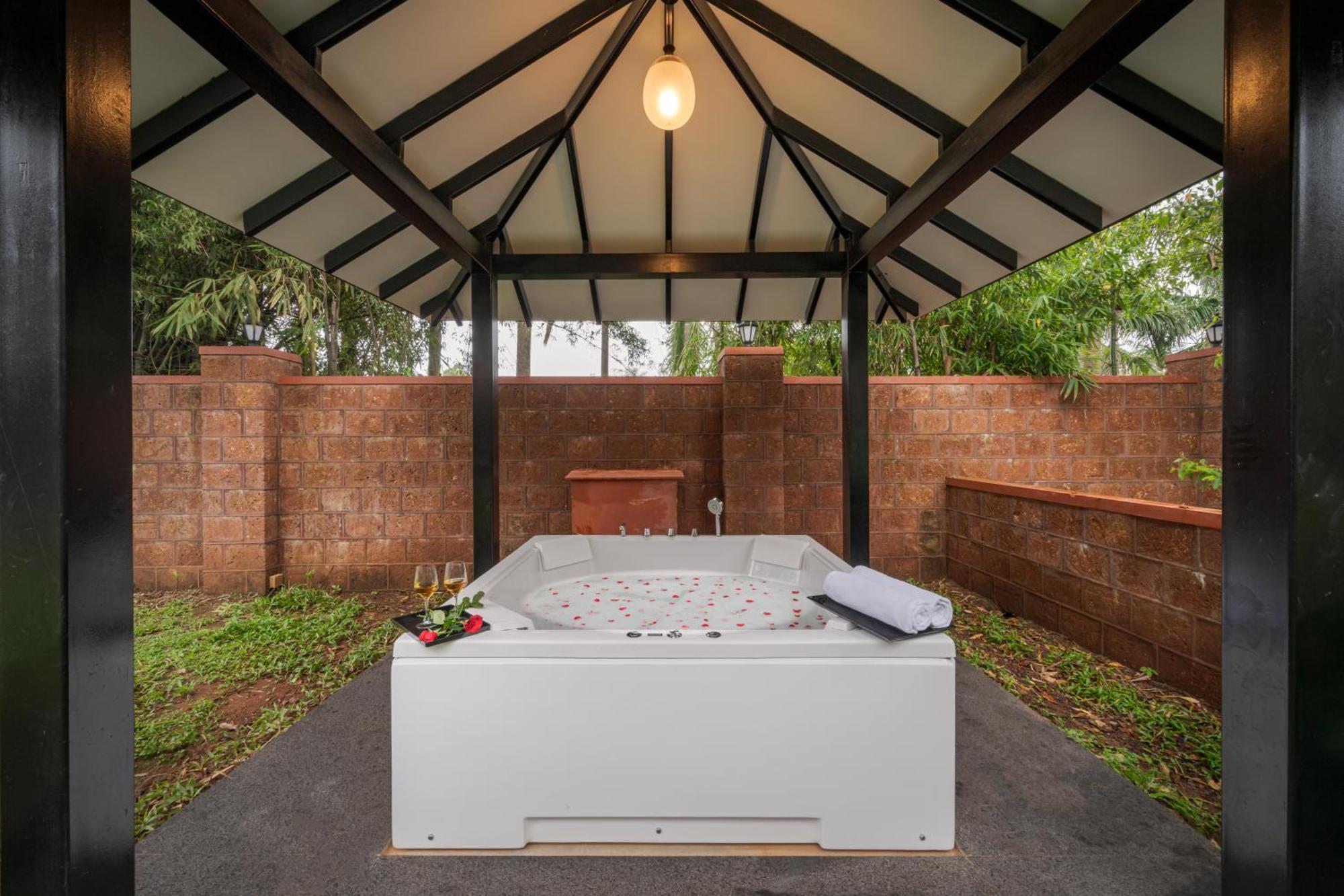 Saffronstays The Glasshouse, Panchgani - Beautiful Glass Villa For Couples Екстериор снимка
